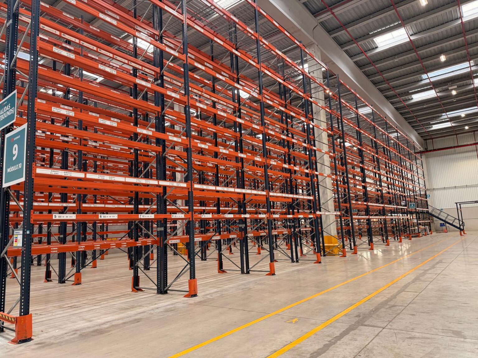 Equipamiento de naves industriales con estanterías de carga pesada en Ibi y Alcoy.