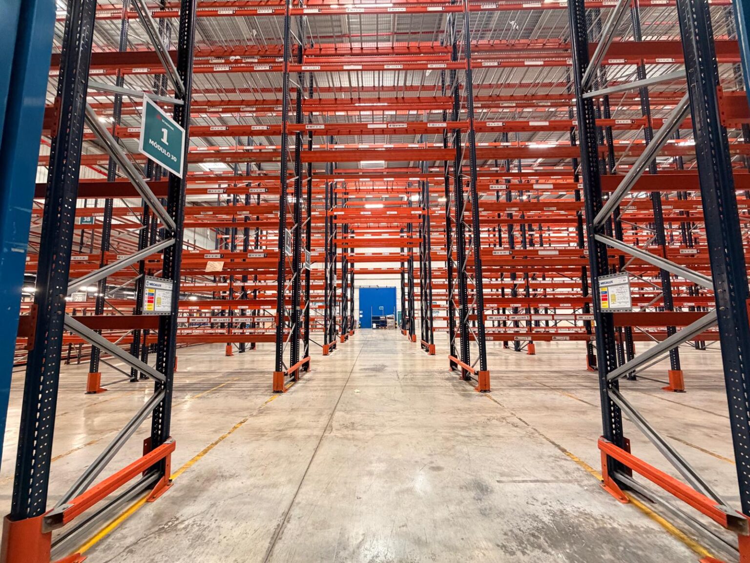 Soluciones personalizadas de estanterías industriales para stock de paletización.
