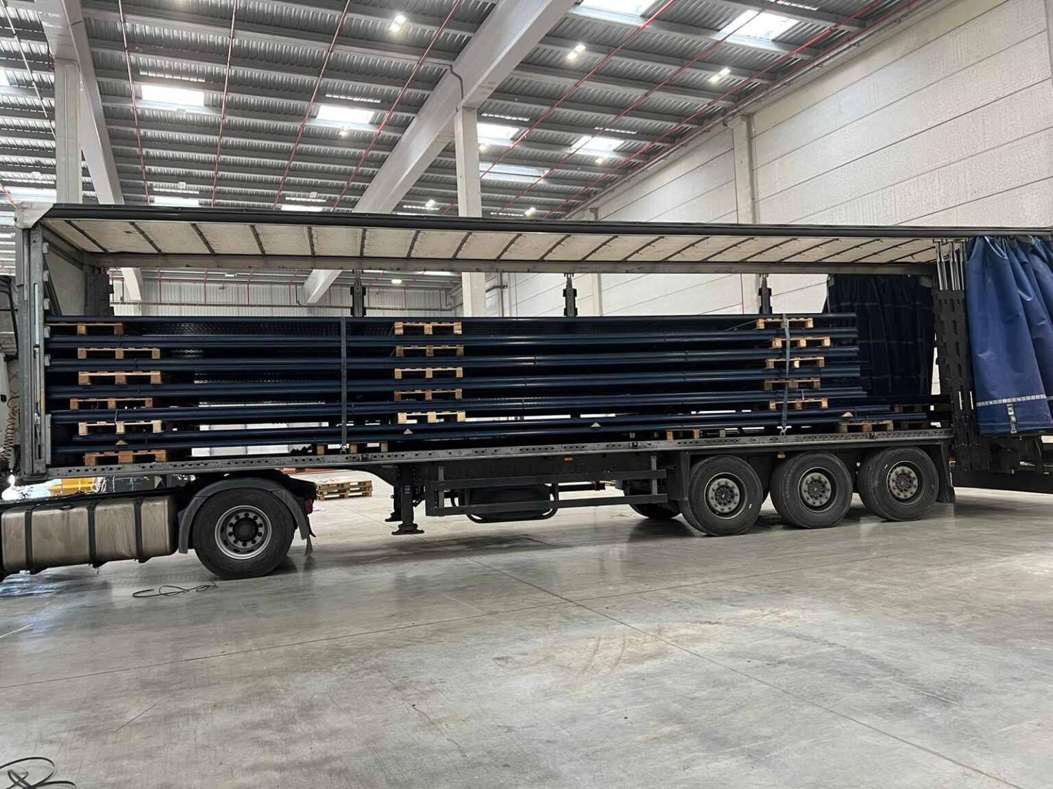 Carretilla elevadora eléctrica en venta para optimizar pasillos y alturas de carga.